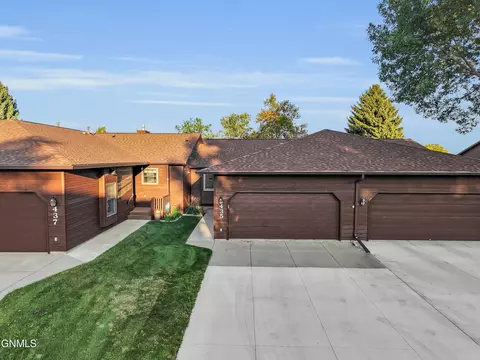 435 Brandon Dr E, Bismarck, ND 58503