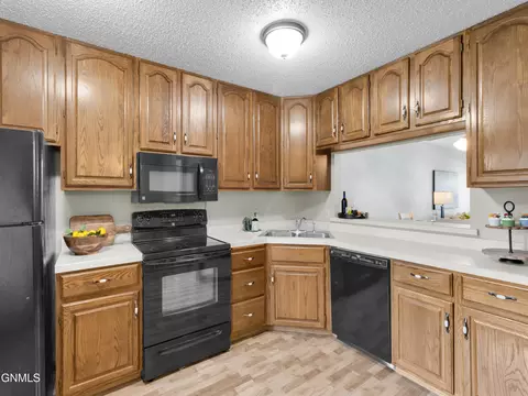 Kitchen - 435 Brandon Dr E, Bismarck, ND 58503 photo 2 of 6