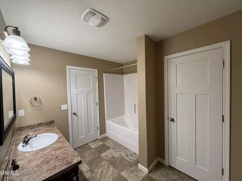806 Bremner Ave, Bismarck, ND 58503 photo 29