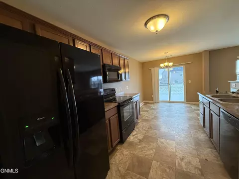 806 Bremner Ave, Bismarck, ND 58503 photo 12