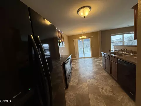 806 Bremner Ave, Bismarck, ND 58503 photo 13