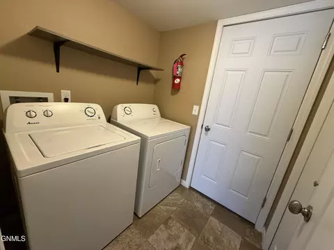 806 Bremner Ave, Bismarck, ND 58503 photo 11
