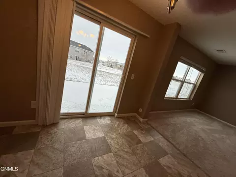 806 Bremner Ave, Bismarck, ND 58503 photo 15