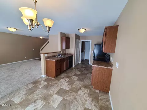 806 Bremner Ave, Bismarck, ND 58503 photo 4