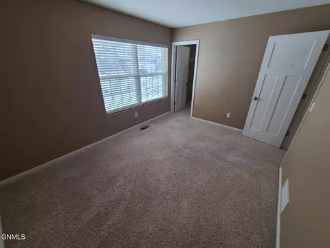 806 Bremner Ave, Bismarck, ND 58503 photo 8