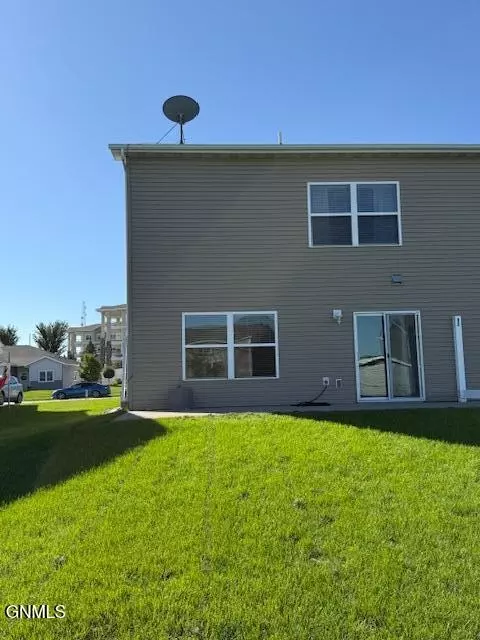 806 Bremner Ave, Bismarck, ND 58503 photo 2
