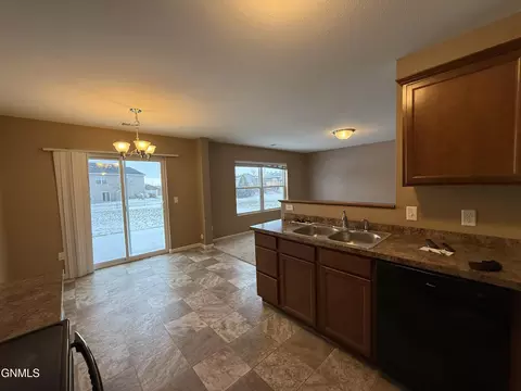 806 Bremner Ave, Bismarck, ND 58503 photo 14