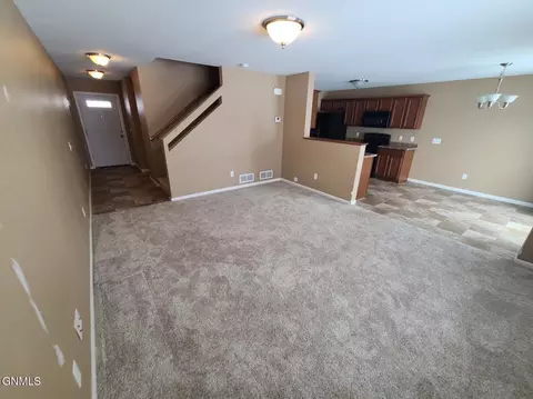 806 Bremner Ave, Bismarck, ND 58503 photo 3