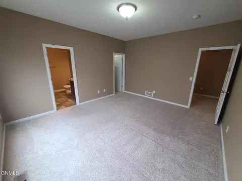 806 Bremner Ave, Bismarck, ND 58503 photo 6