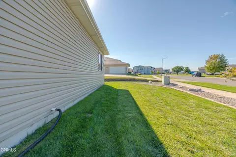 Exterior - 809 Canada Ave, Bismarck, ND 58501 photo 6 of 9