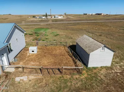 Exterior - 14753 Baxter St, Williston, ND 58801 photo 5 of 7