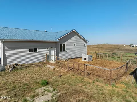 Exterior - 14753 Baxter St, Williston, ND 58801 photo 6 of 7