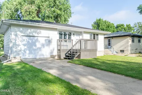 213 3rd Ave SW, Mandan, ND 58554