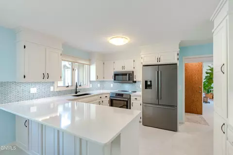 213 Redstone Dr, Bismarck, ND 58503 photo 3