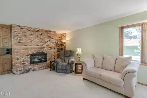 213 Redstone Dr, Bismarck, ND 58503 photo 9