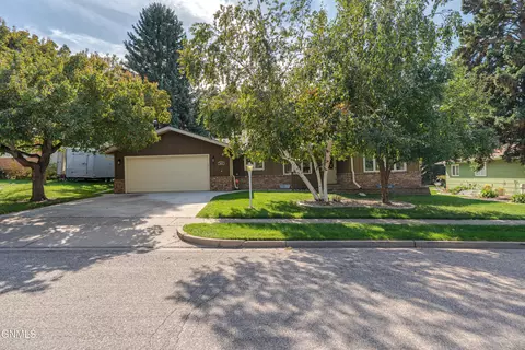 213 Redstone Dr, Bismarck, ND 58503 photo 2