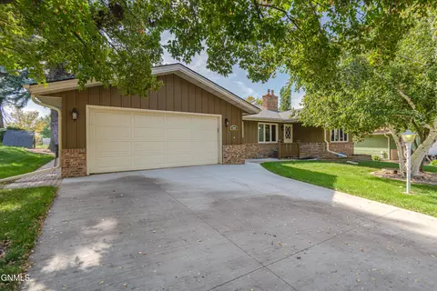 213 Redstone Dr, Bismarck, ND 58503