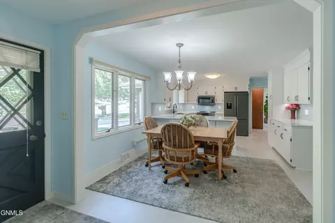 213 Redstone Dr, Bismarck, ND 58503 photo 5