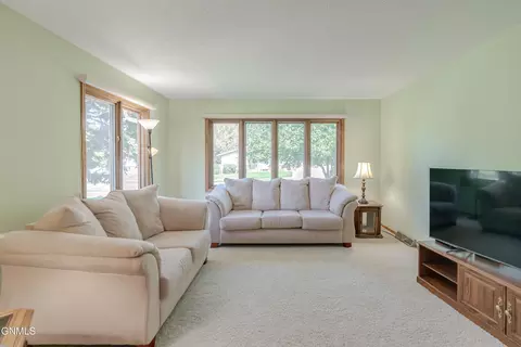 213 Redstone Dr, Bismarck, ND 58503 photo 8
