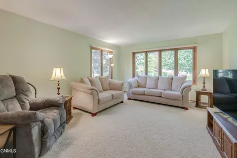 213 Redstone Dr, Bismarck, ND 58503 photo 7