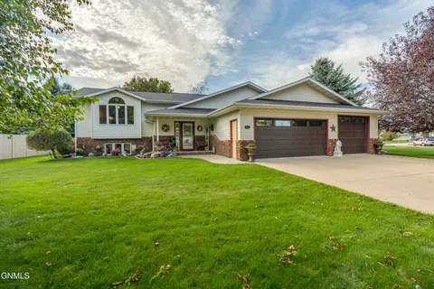 4717 Pintail Loop SE, Mandan, ND 58554