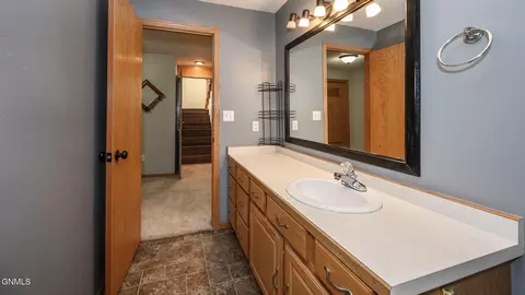 418 Munich Dr, Bismarck, ND 58504 photo 33