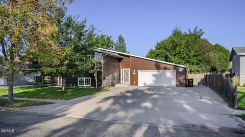 418 Munich Dr, Bismarck, ND 58504