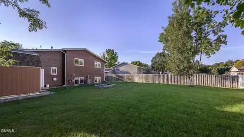 418 Munich Dr, Bismarck, ND 58504 photo 5