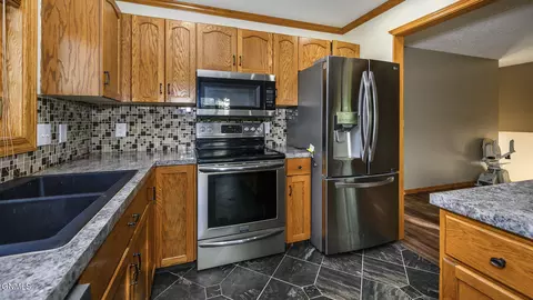 418 Munich Dr, Bismarck, ND 58504 photo 9
