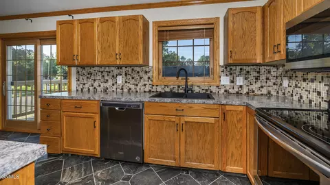 418 Munich Dr, Bismarck, ND 58504 photo 10