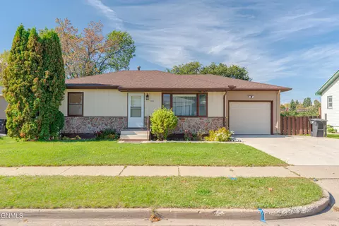 1902 Ryan Dr, Bismarck, ND 58501