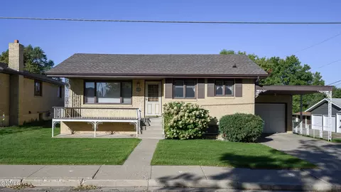 105 13th Ave NW, Mandan, ND 58554