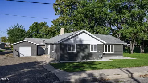 109 13th Ave NW, Mandan, ND 58554