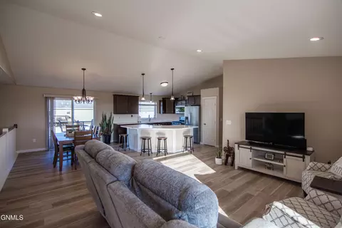 5524 Normandy St, Bismarck, ND 58503 photo 8