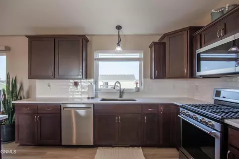 5524 Normandy St, Bismarck, ND 58503 photo 4