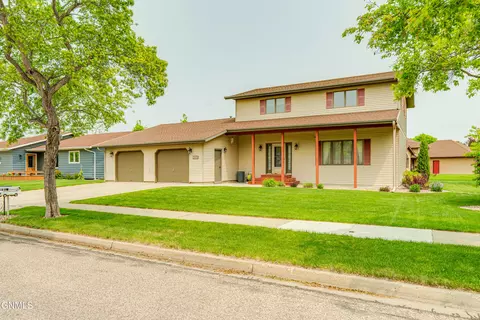 2978 Stetson Dr, Bismarck, ND 58503