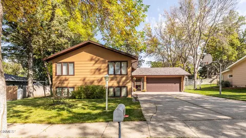 312 Saturn Dr, Bismarck, ND 58503
