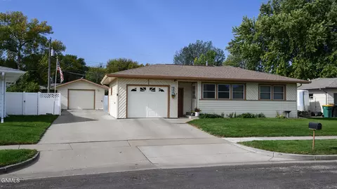 506 Garden Dr, Bismarck, ND 58504