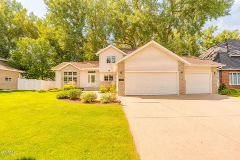 328 Napa Loop, Bismarck, ND 58504