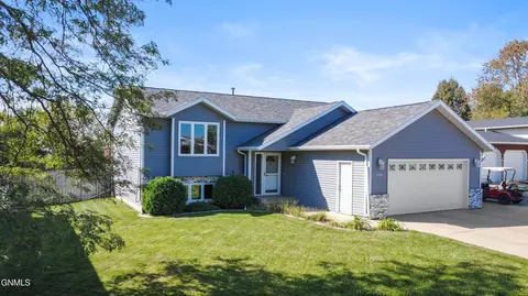 3705 37th St NW, Mandan, ND 58554