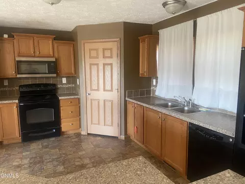 14025 Lakeview Dr, Williston, ND 58801 photo 4
