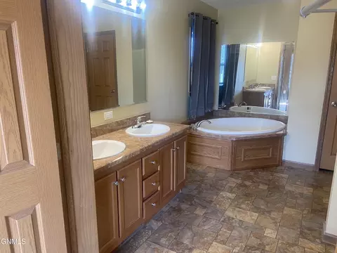 14025 Lakeview Dr, Williston, ND 58801 photo 12