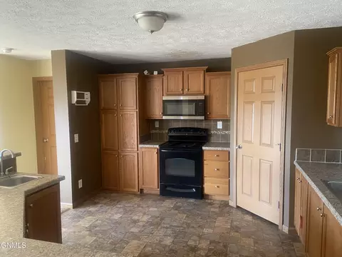 14025 Lakeview Dr, Williston, ND 58801 photo 5