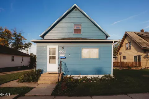 604 9th Ave SE, Jamestown, ND 58401