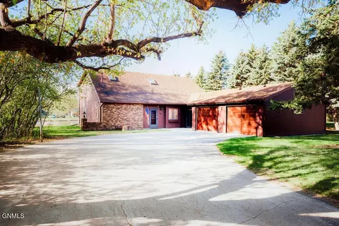 501 8th St SW, Jamestown, ND 58401