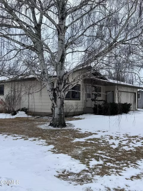 1010 12th St NE, Jamestown, ND 58401