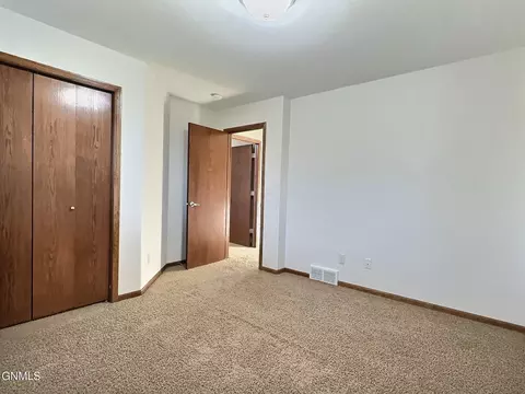2900 Belgian Bnd SE, Mandan, ND 58554 photo 18