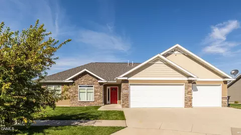 2115 Bridgeview Ct SE, Mandan, ND 58554