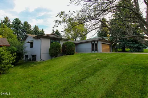1012 N Parkview Dr, Bismarck, ND 58501