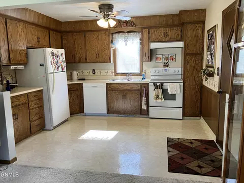335 Easy St, Bismarck, ND 58504 photo 5